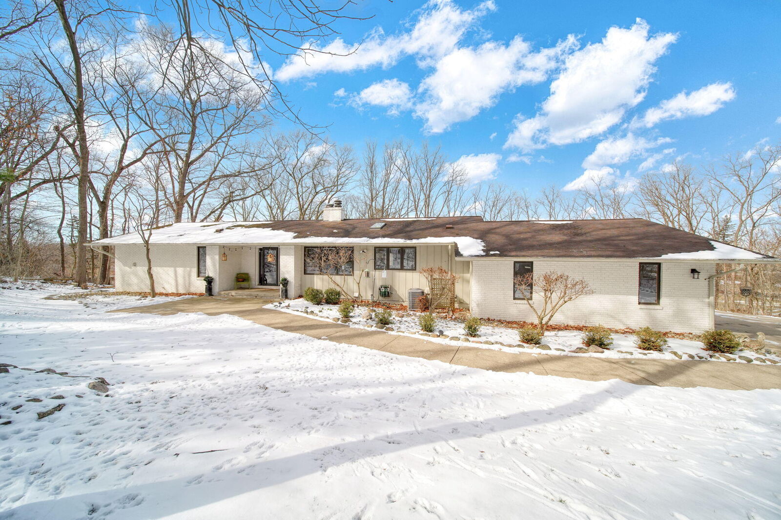 Property Photo: 1910 Essex Lane MI 49203