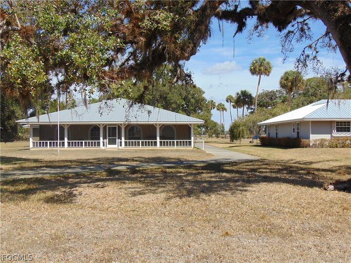 Property Photo:  1092 Riverbend Drive  FL 33935 