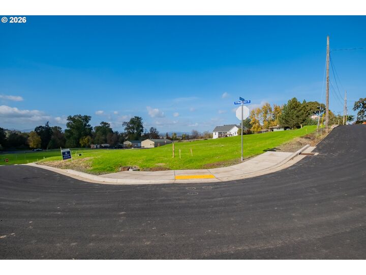 Property Photo:  2 W Grant St 2  OR 97111 