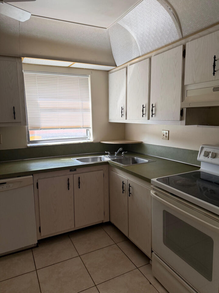 Property Photo:  50 SE 12th Street 1520  FL 33432 