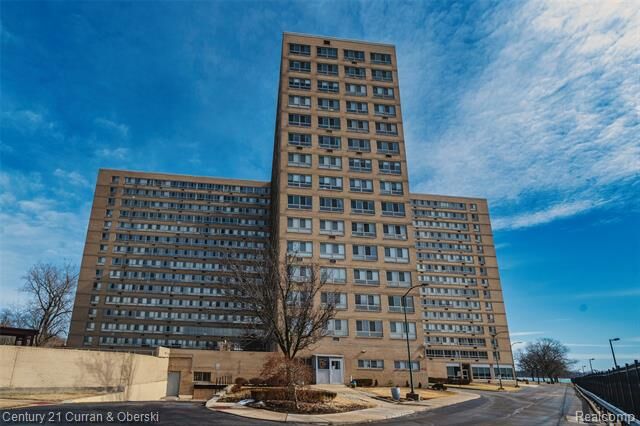 Property Photo:  8900 E E Jefferson Avenue 112  MI 48214 