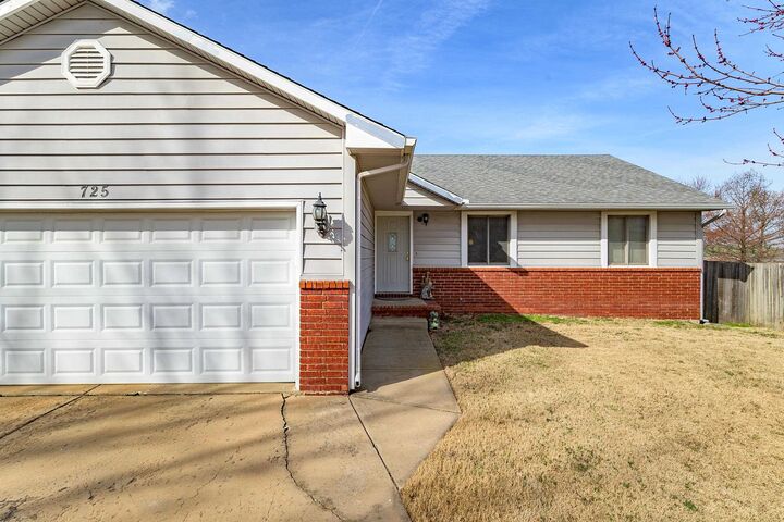 Property Photo:  725 N Kansas Ct  KS 67017 