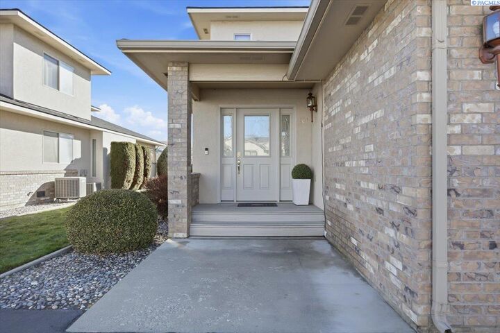 Property Photo: 3710 W Canyon Lakes Dr #E101 WA 99337