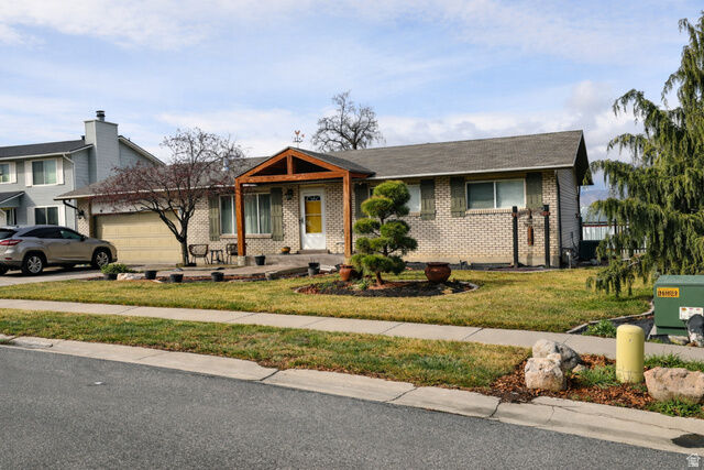 Property Photo:  10564 S Weeping Willow Dr E  UT 84070 