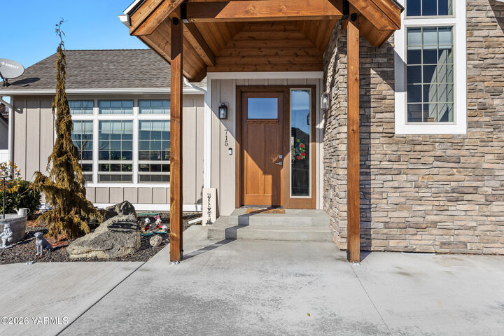 Property Photo:  715 N 74th Ave  WA 98908 