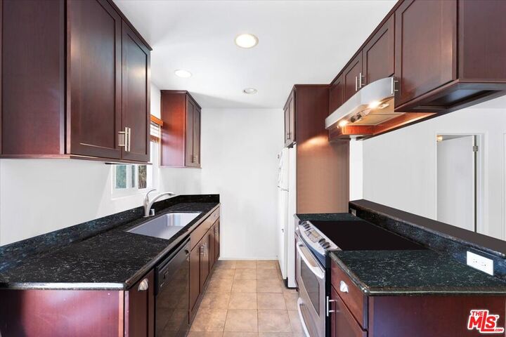 Property Photo: 968 Larrabee St CA 90069