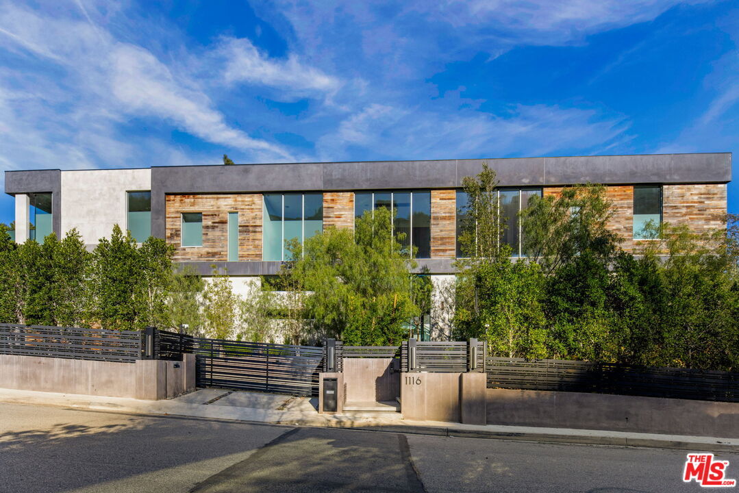 Property Photo:  1116 Chantilly Rd  CA 90077 