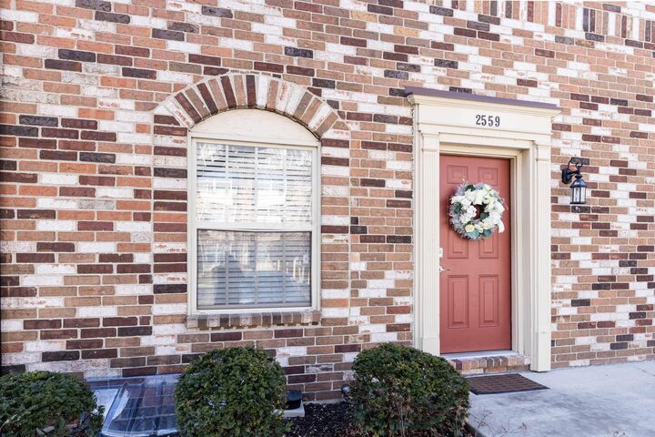 Property Photo: 2559 Olde Hill S Court OH 43221