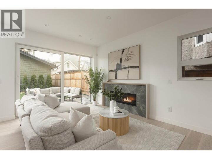 Property Photo:  2755 West 11th Avenue 2  BC V6K 2L8 