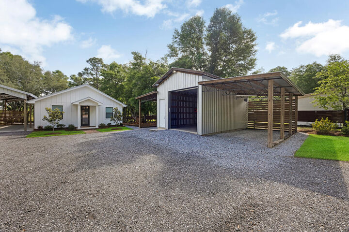 Property Photo: 1650 Caswell Road FL 32433