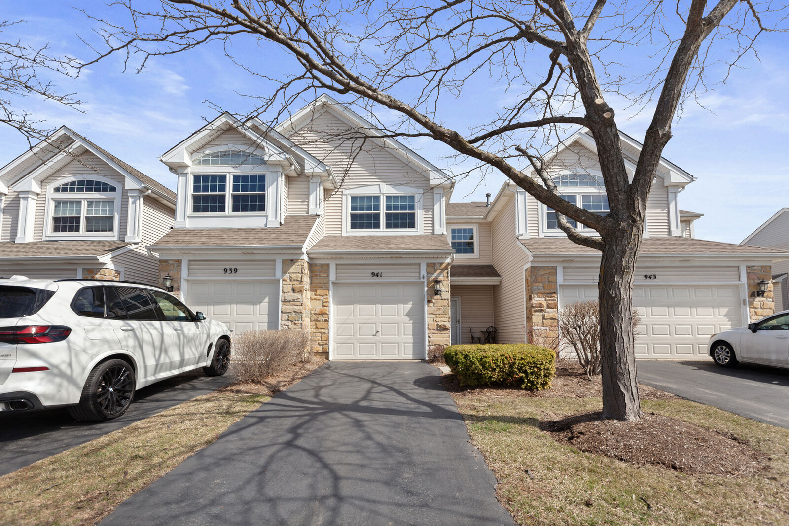 Property Photo:  941 Mesa Drive  IL 60156 