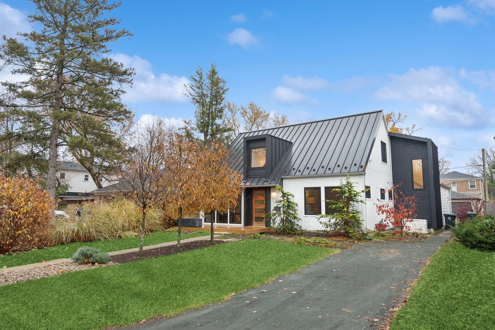 Property Photo: 3310 Hayes Street IL 60201