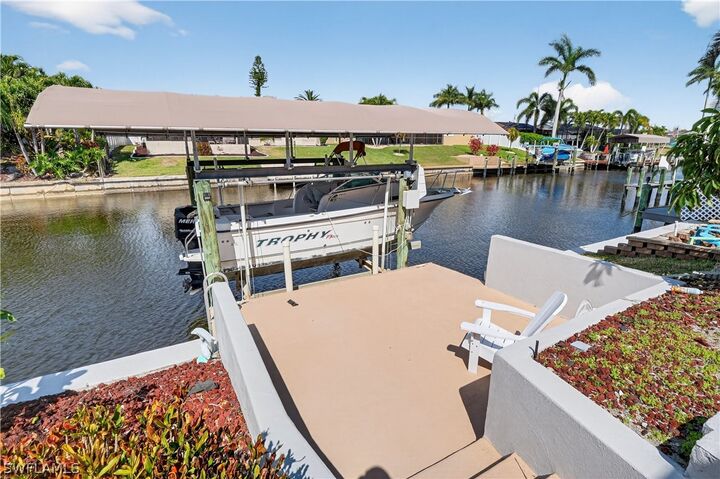 Property Photo:  1305 SE 29th Terrace  FL 33904 