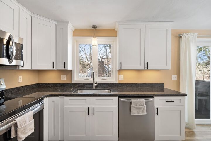 Property Photo:  6 Mills Farm Circle  NH 03038 