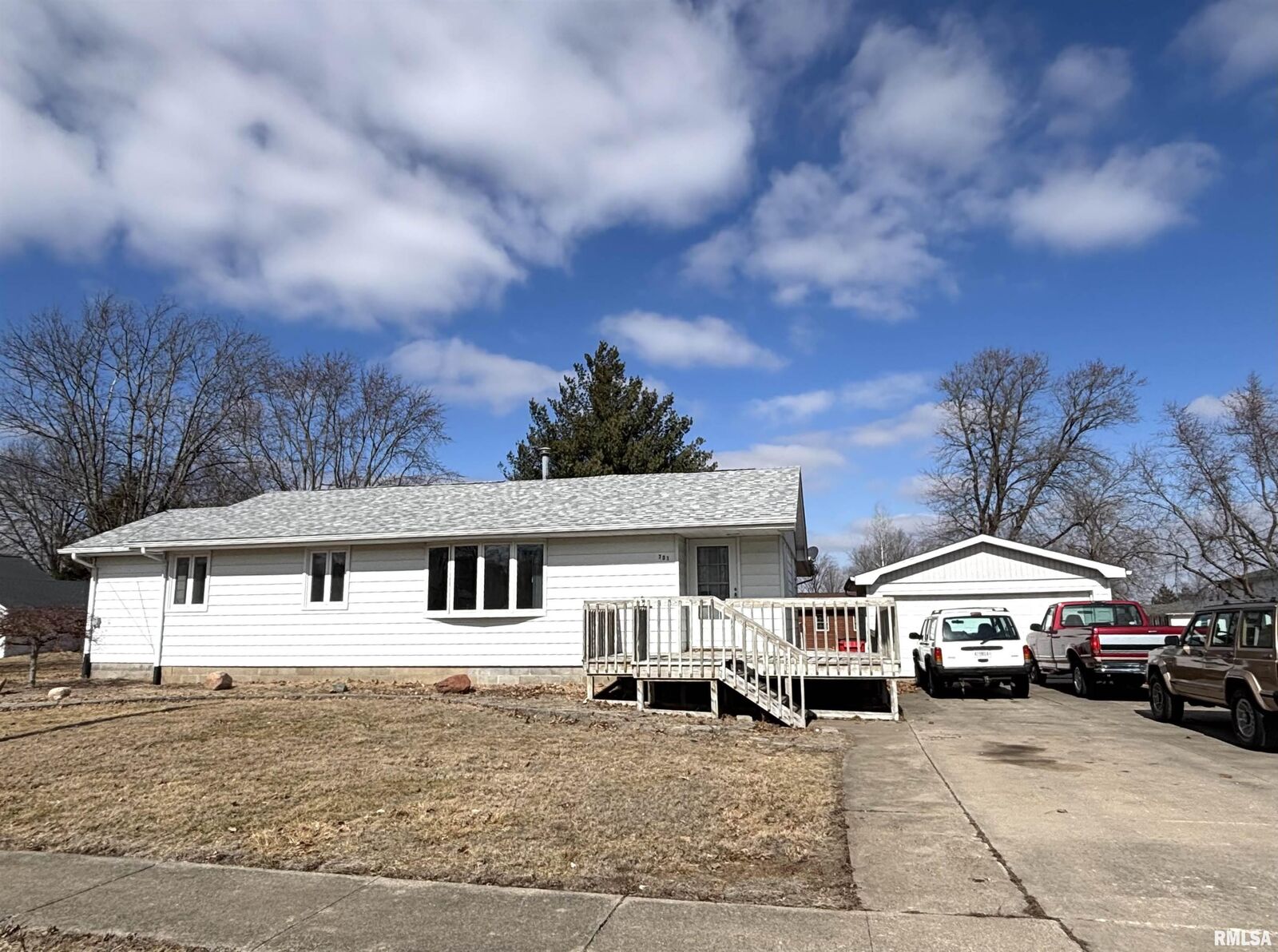 Property Photo:  701 W High Street  IL 61529 