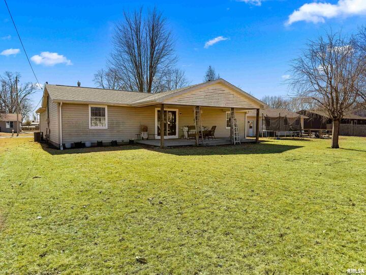 Property Photo:  1227 E Locust Street  IL 61520 