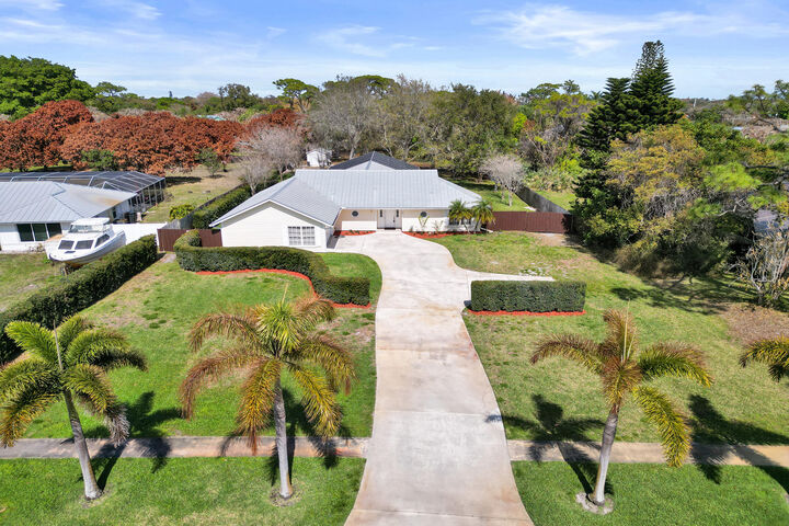 Property Photo:  901 NE Town Terrace  FL 34957 