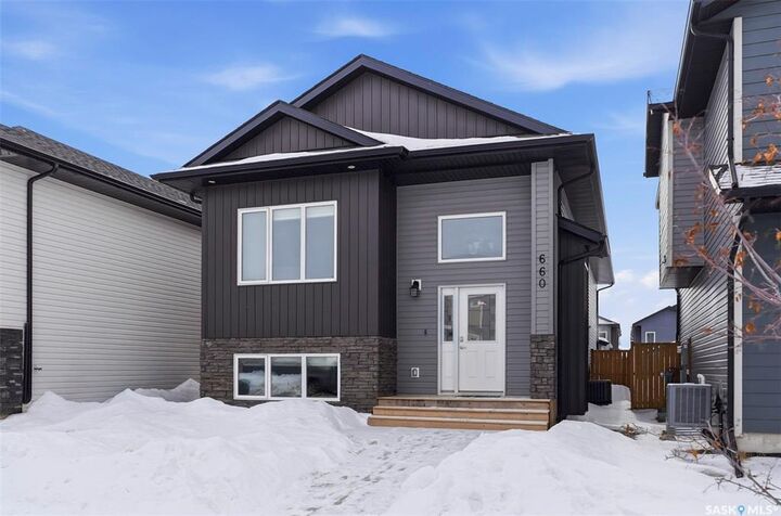 Property Photo: 660 Feheregyhazi Boulevard SK S7W 1C4