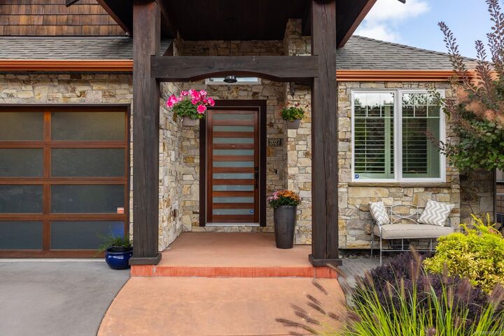 Property Photo:  2027 Hedgestone Lane  BC V9B 6V2 