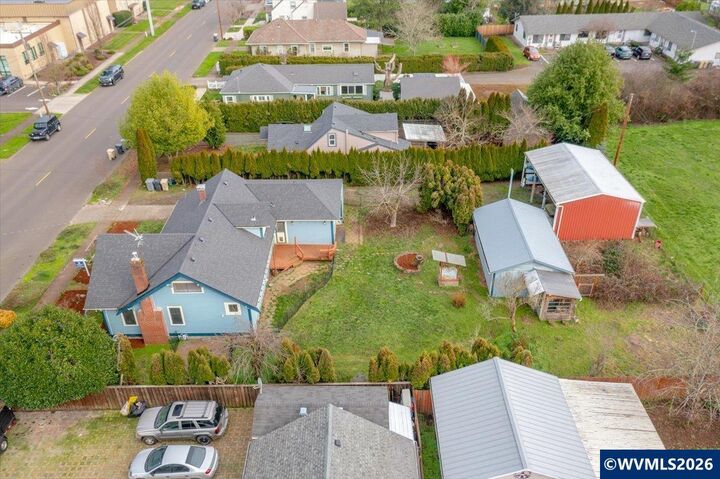 Property Photo:  633 SE Ash St  OR 97338 