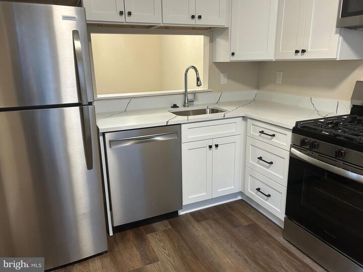 Property Photo:  804 Briarwood Court  NJ 08080 