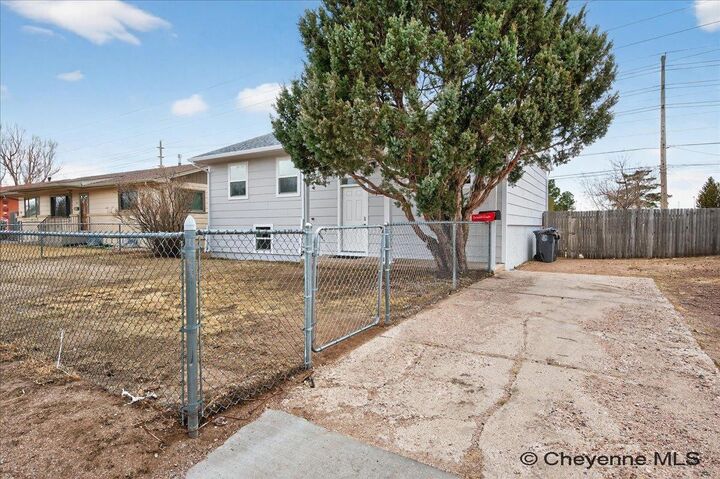 Property Photo:  1275 W Jefferson Rd  WY 82007 