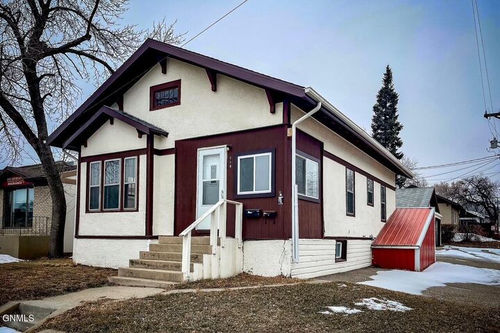 Property Photo:  114 8th Avenue NW  ND 58703 
