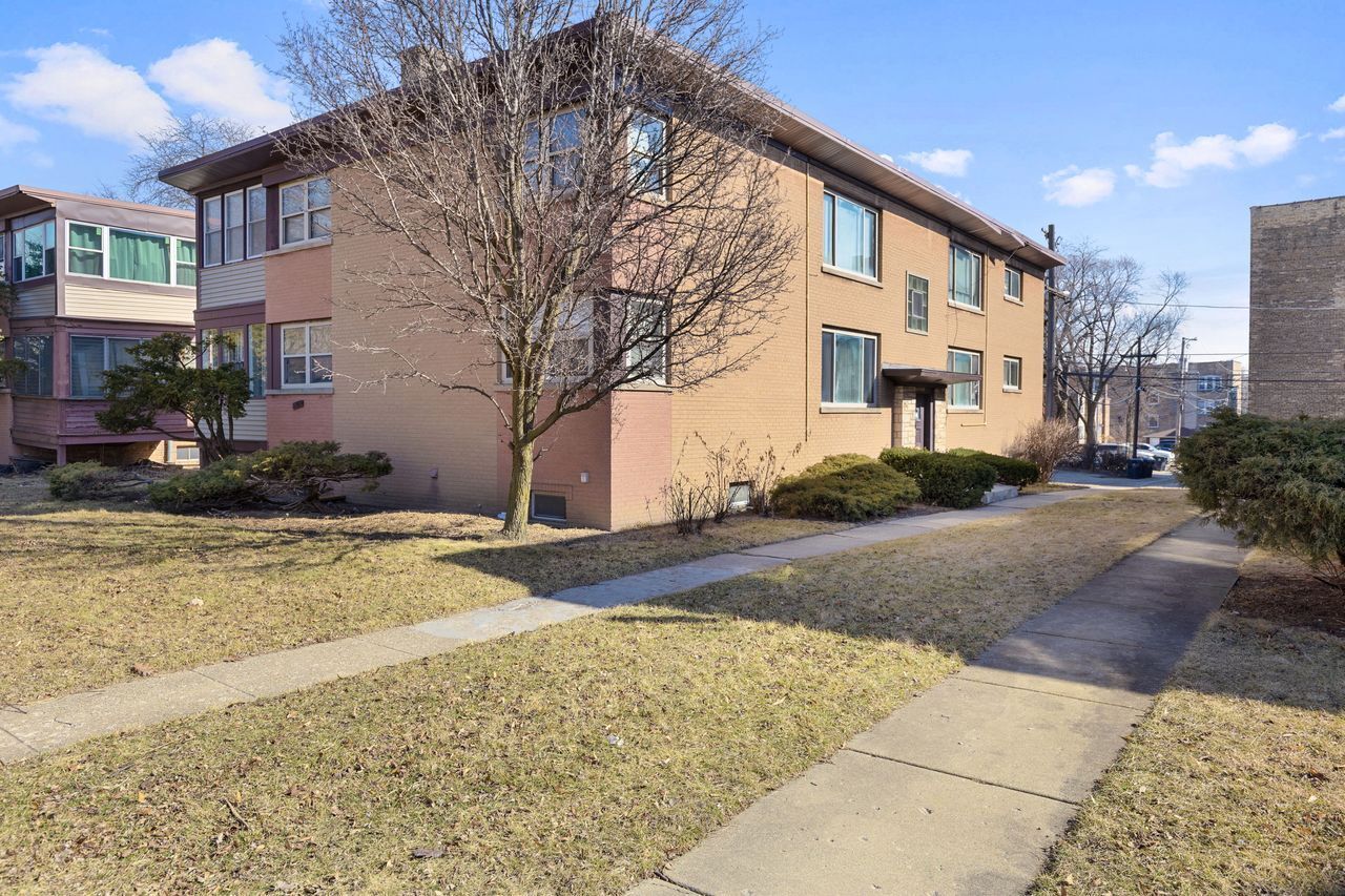 Property Photo:  135 Ridge Avenue 1W  IL 60202 