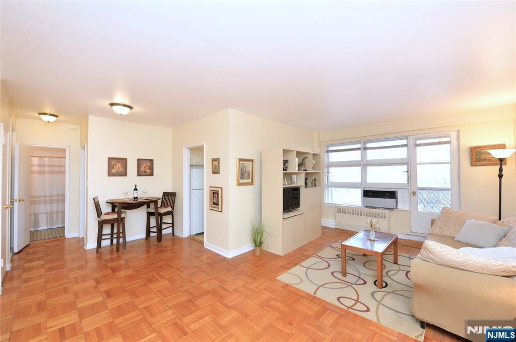 Property Photo:  5 Roosevelt Place 2B  NJ 07042 