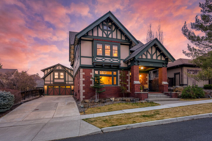 Property Photo:  1216 SW Bryanwood Place  OR 97702 