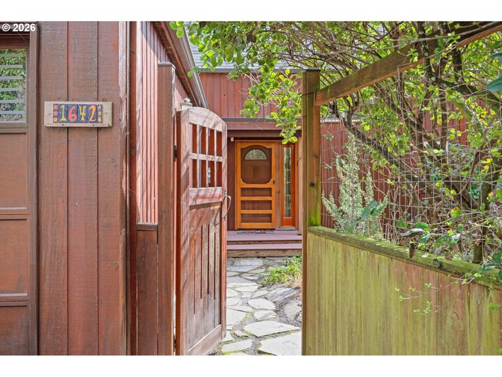 Property Photo:  1642 E 43rd Ave  OR 97405 