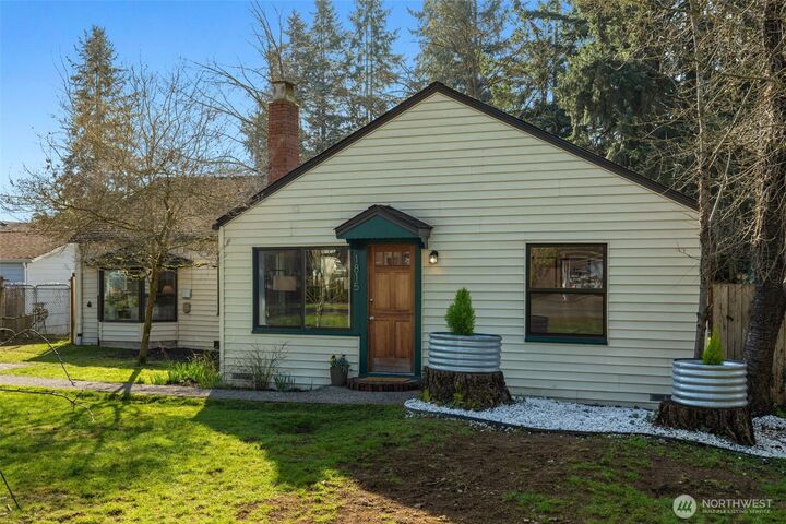 Property Photo:  1815 N 137th Street  WA 98133 