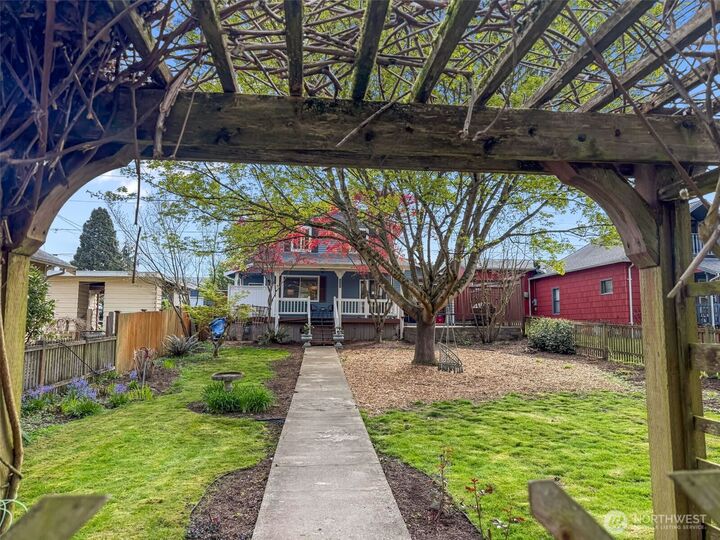 Property Photo:  1721  McDougall Avenue  WA 98201 