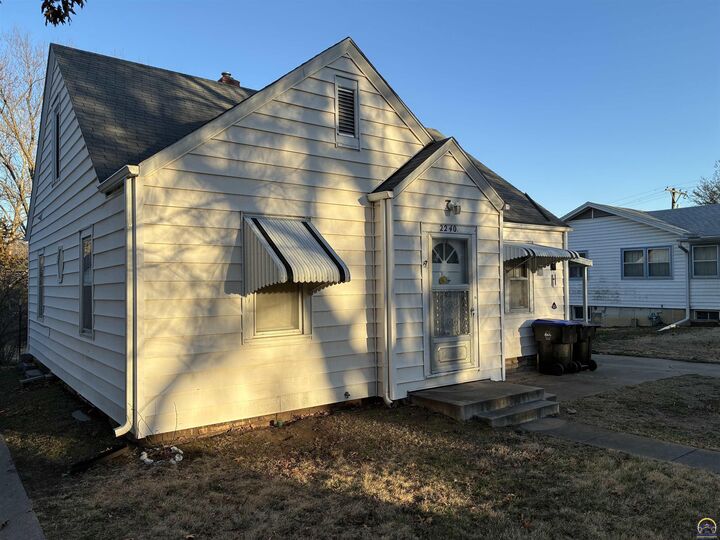 Property Photo:  2240 SE Maryland Ave  KS 66605 