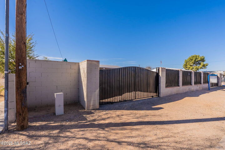 Property Photo:  50 E Mohave Road  AZ 85705 