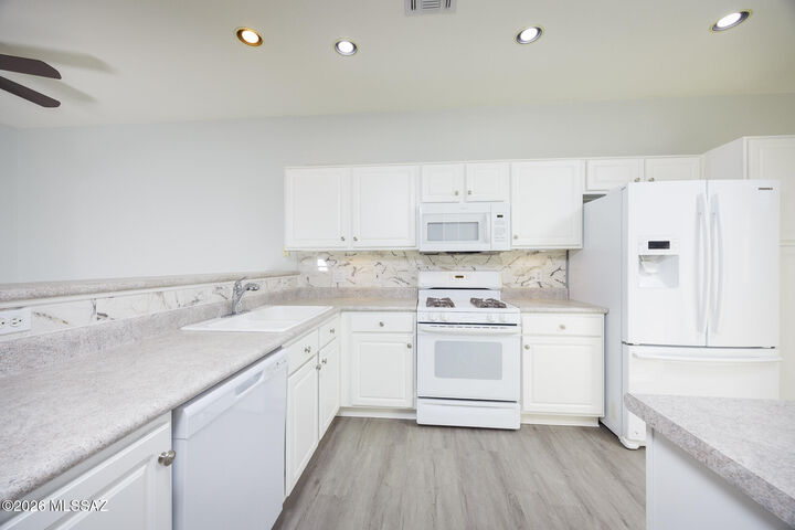 Property Photo:  9238 N Crimson Stone Place  AZ 85743 