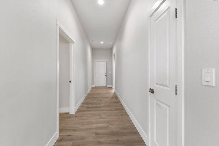 Property Photo: 1607 Castlewood Ct WA 98930