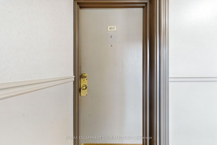 Property Photo: 264 Oakdale Avenue 102 ON L2P 2K4