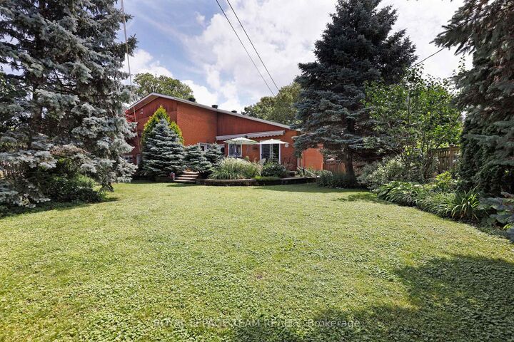 Property Photo:  1939 Wembley Avenue  ON K2A 1A8 
