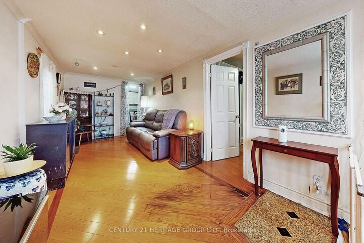 Property Photo:  1045 East Avenue  ON L5E 1X1 