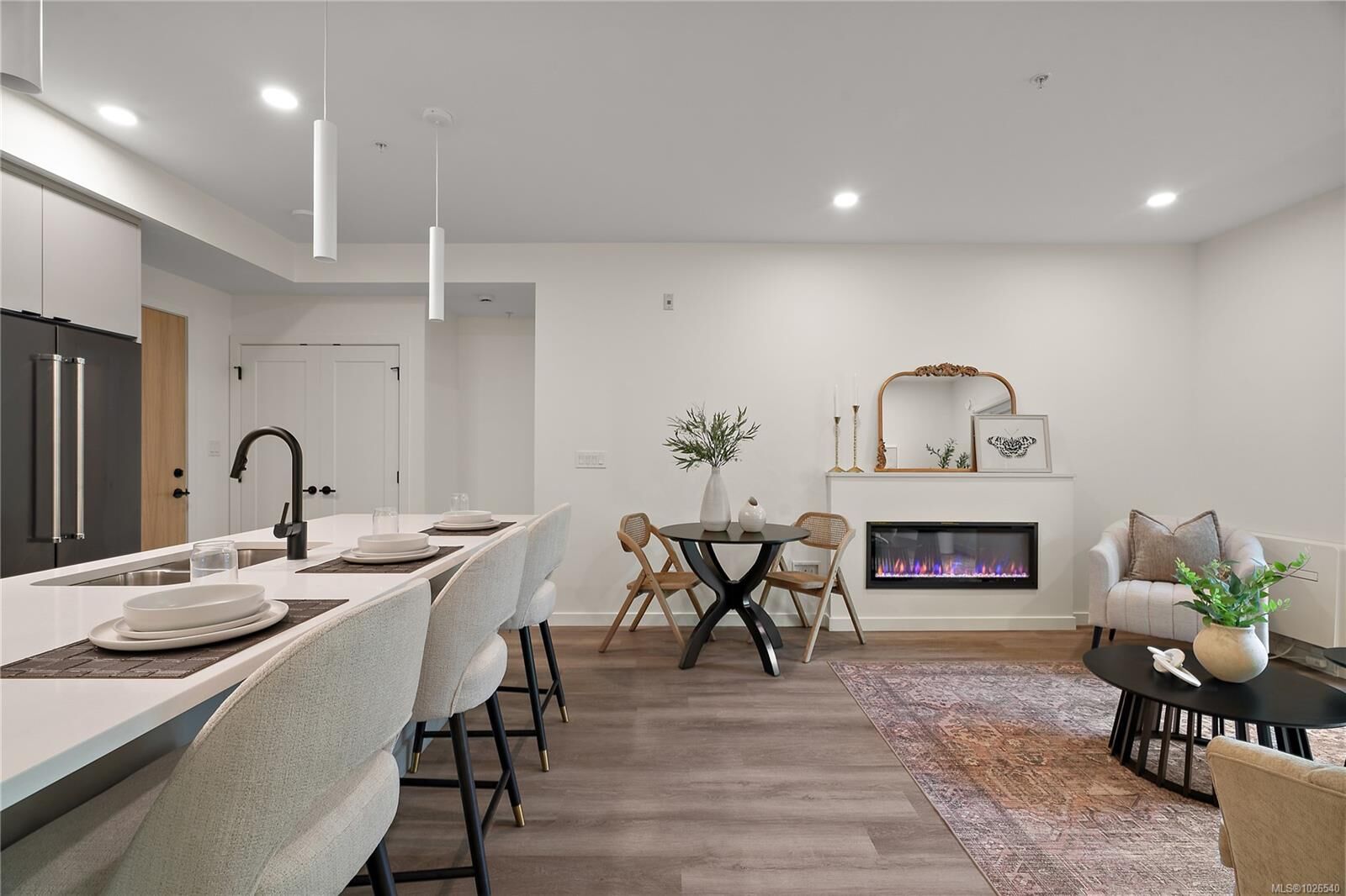 Photo de la propriété:  610 Lampson St 404  BC V9A 0L4 