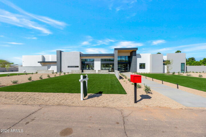 Property Photo: 10420 N 64th Place AZ 85253