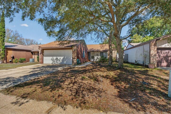 Property Photo:  1020 Alderwood Way  FL 32578 