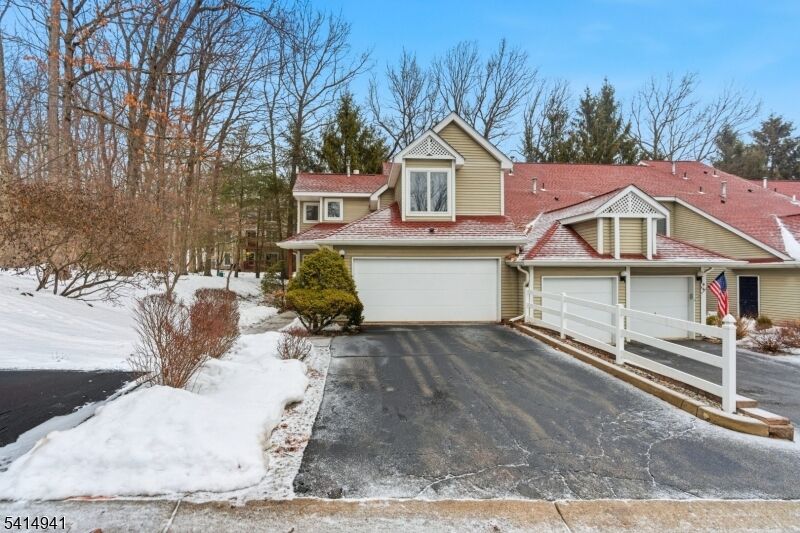 Property Photo:  20 Heritage Ct  NJ 07438 