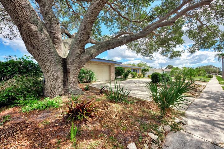 Property Photo:  3304 Kenmore Drive  FL 34231 