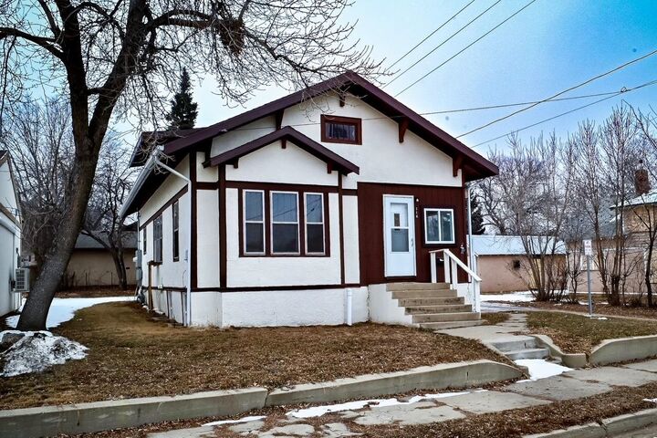 Property Photo:  114 8th Ave  ND 58701 