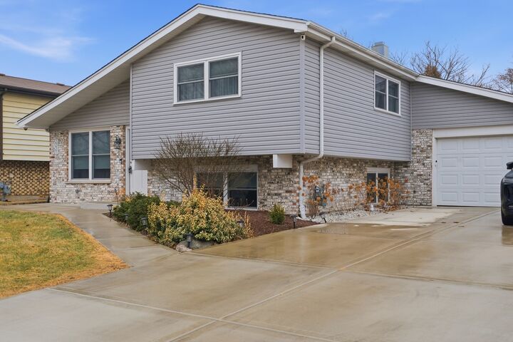 Property Photo:  2221 Charmingfare Drive  IL 60517 