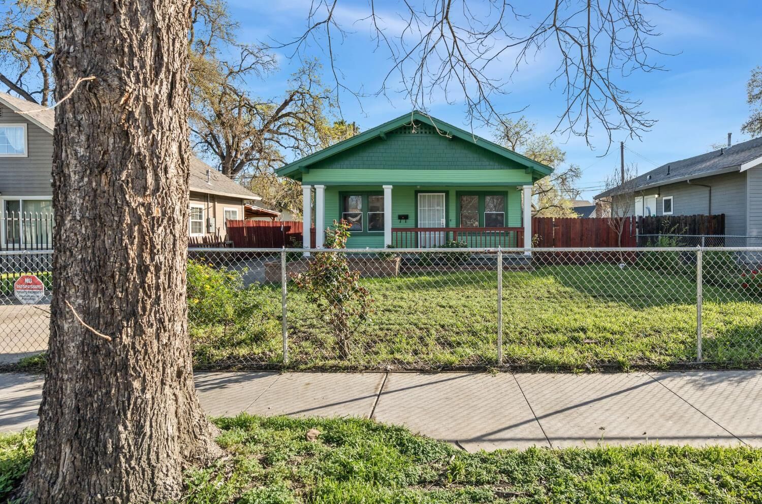 Property Photo:  526 Redwood Avenue  CA 95815 
