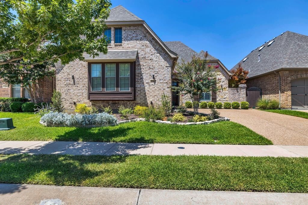 Property Photo: 737 Silver Lake Drive TX 76248