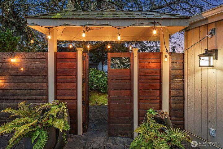 Property Photo:  4709  154th Place SE  WA 98006 